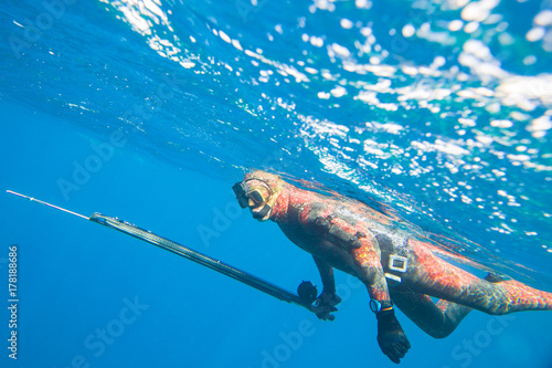Obraz na płótnie spearfishing in ocean w salonie