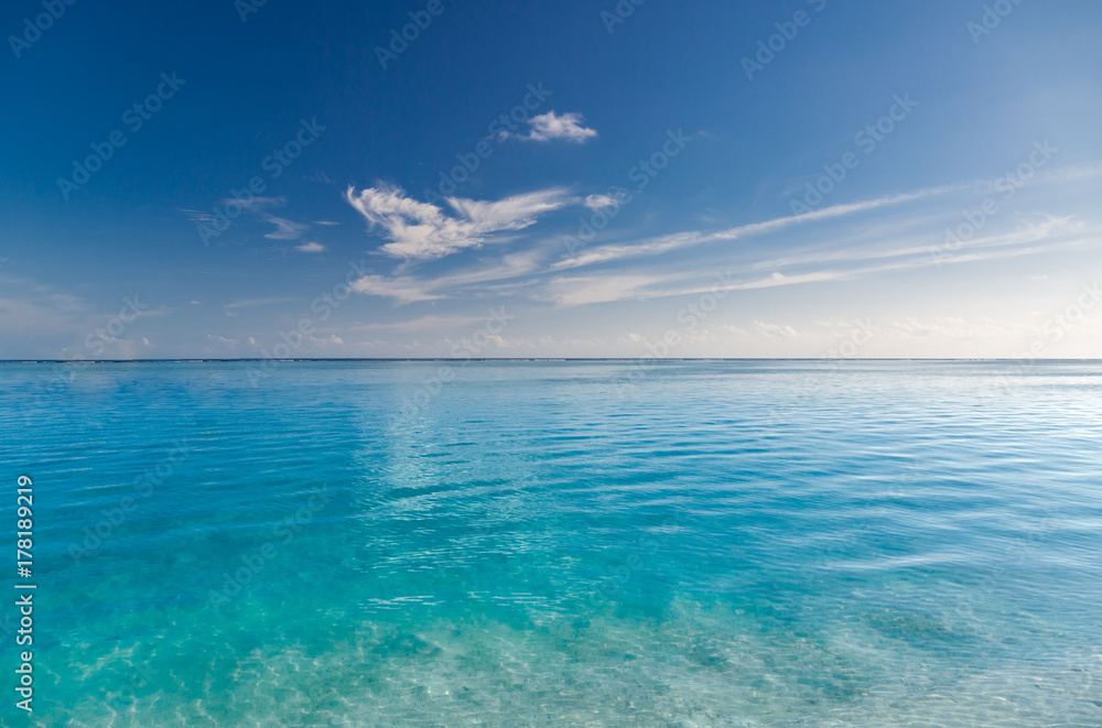 Obraz premium Beautiful blue sea and sky with long horizon. Tranquil nature landscape banner
