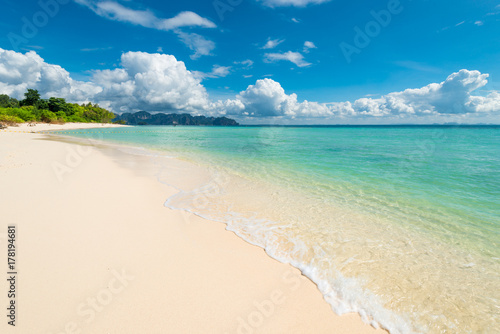 Fototapeta Naklejka Na Ścianę i Meble -  paradise on Poda island, landscape with turquoise sea and beautiful clouds, Thailand