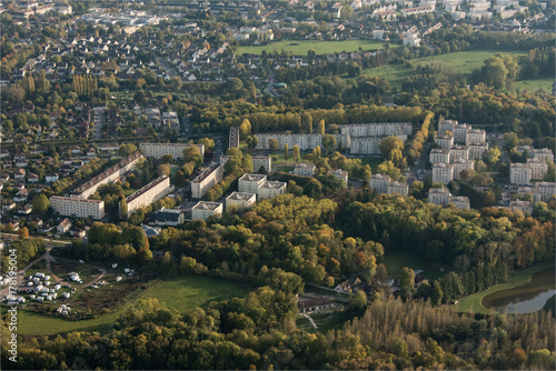 Vue aérienne de la ville de Senlis, lieu chargé d'histoire dans l'Oise en France