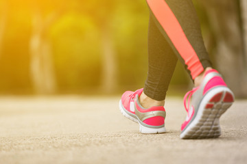 Sierkussen Joggen Fitte vrouw joggend buiten  © photopixel