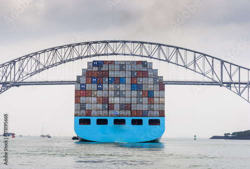 Containerfrachter unter der Bridge of the Americas am Ausgang des Panamakanals photo