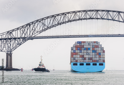 Containerfrachter unter der...