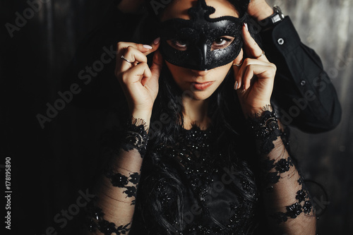 Fotografija woman  with  theatrical mask and handsome man