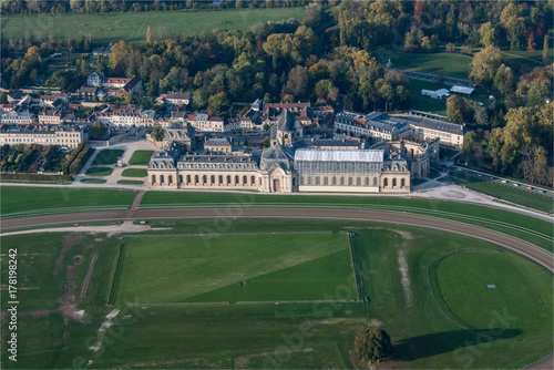 Vue aérienne des Grandes Écuries et du Musée du cheval à Chantilly dans l'Oise en France