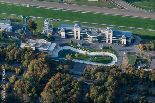 Photos Vue aérienne de l'hippodrome de Chantilly dans l'Oise en France