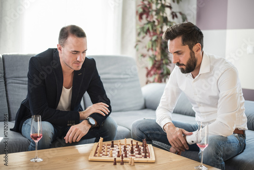 Männer beim Schach spielen photo