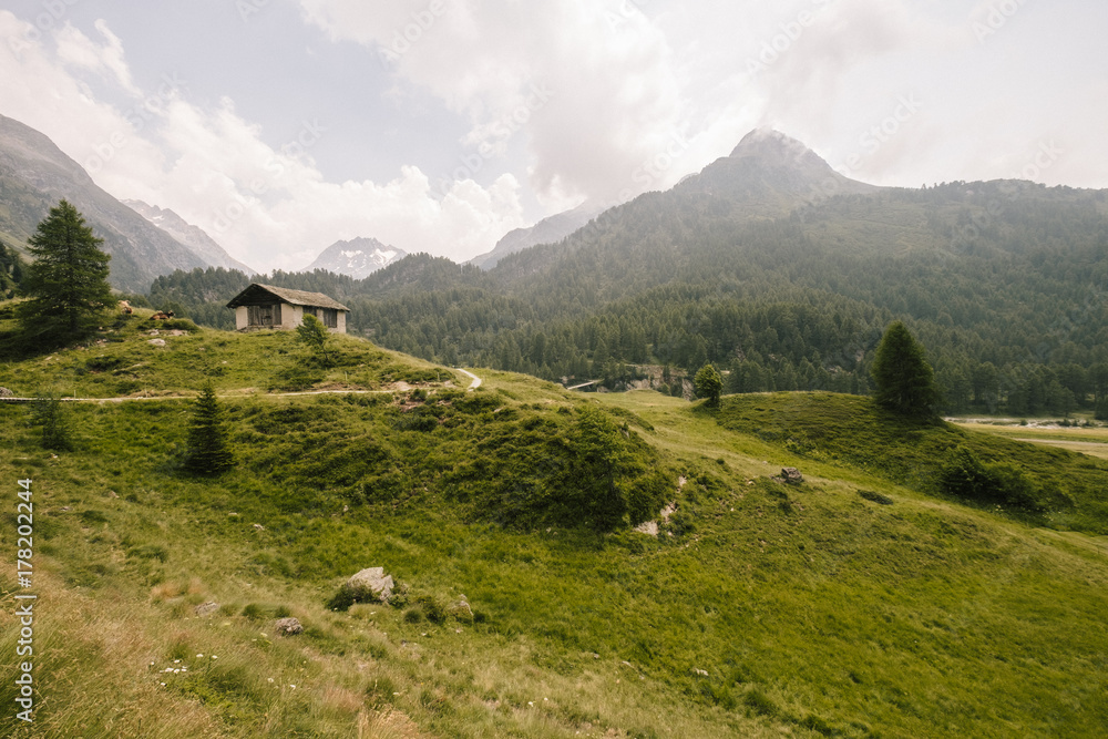 Berghütte mit Wanderweg Berghütte mit Wanderweg
