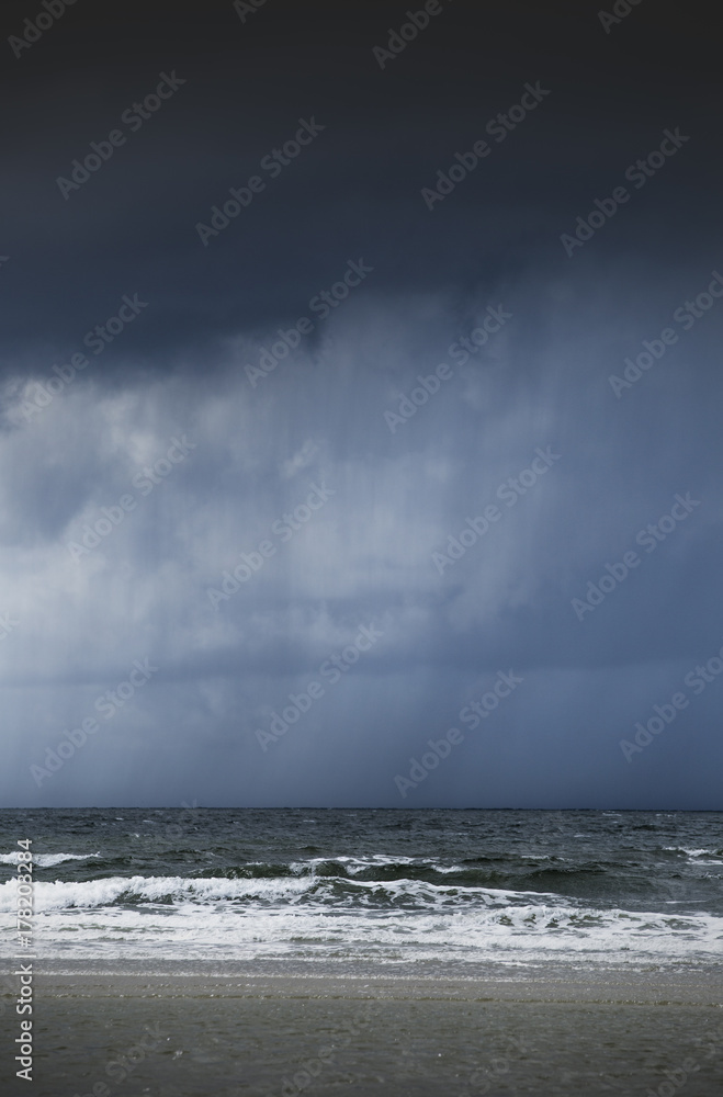 Unwetter mit Regenwolken am Meer an der Nordsee auf Römö in Dänemark, Standinavien