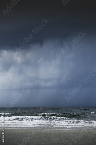 Unwetter mit Regenwolken am Meer an der Nordsee auf Römö in Dänemark, Standinavien