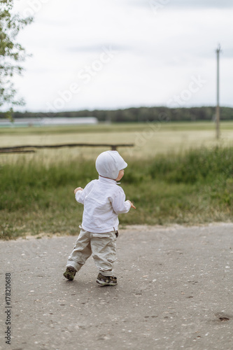 Ребёнок делает первые шаги © vasilaleksandrov