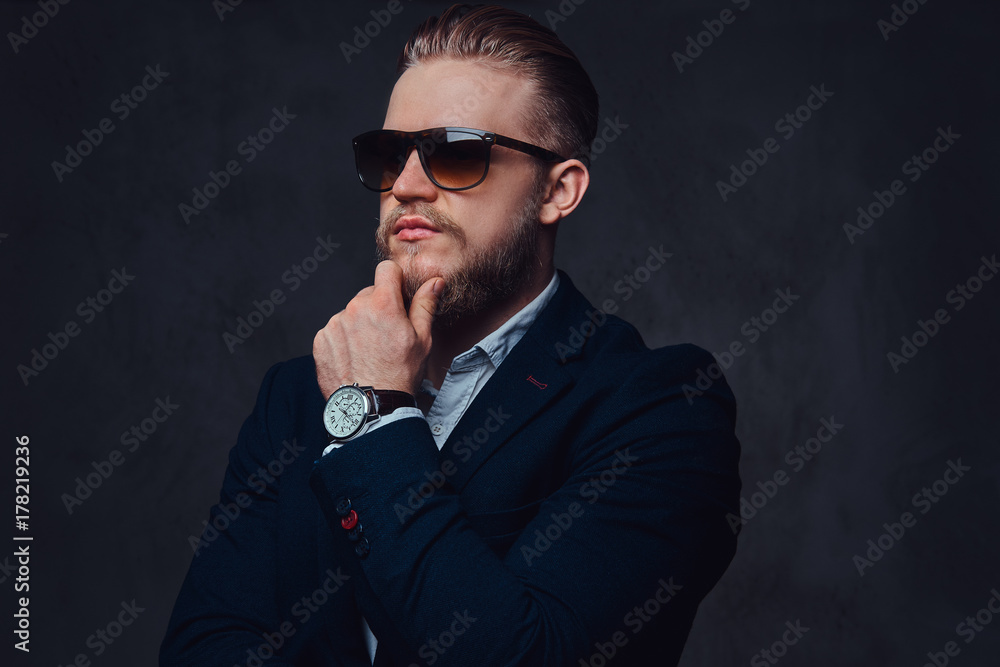 Obraz premium A man dressed in a suit and sunglasses.