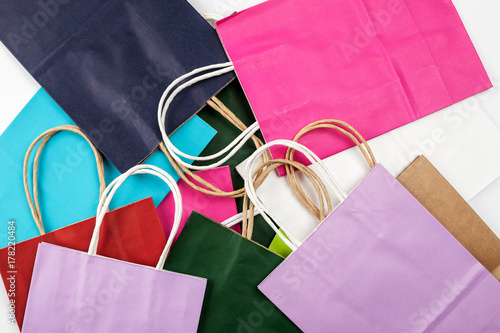 Obraz na płótnie Many different color paper bags top view w salonie