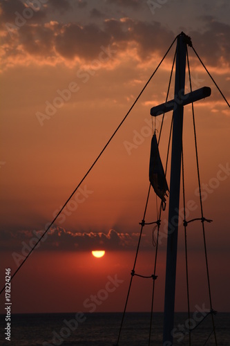 Sonnenaufgang auf griechischer Insel mit Bootsmast