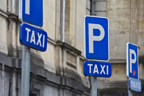 parking taxi uber mobilite transport ville stationnement panneaux signalisation environnement auto voiture centre
