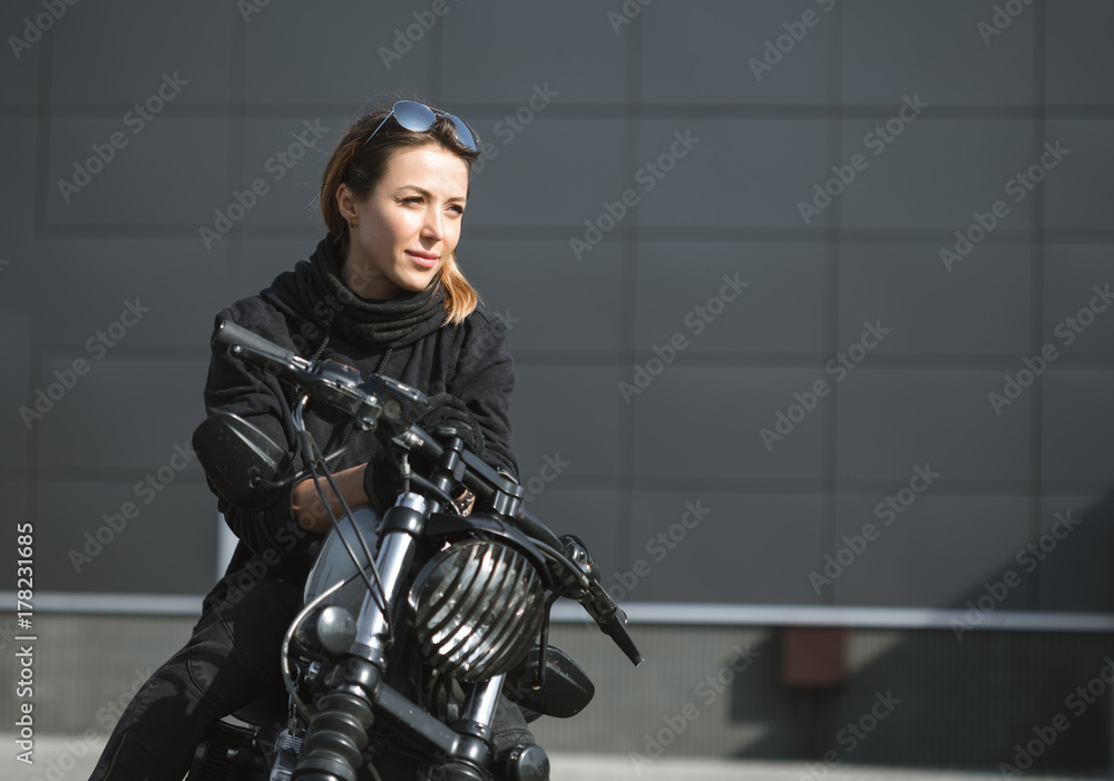 Fototapeta premium rowerzysta kobieta siedzi na motocyklu