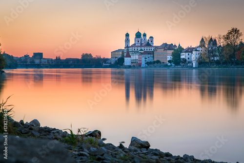Passau Skyline mit dem St. Stephan Dom im Sonnenuntergang an der Donau