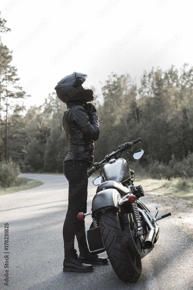 Fototapeta premium Seksowny dziewczyna rowerzysta i kawiarnia racer motocykl
