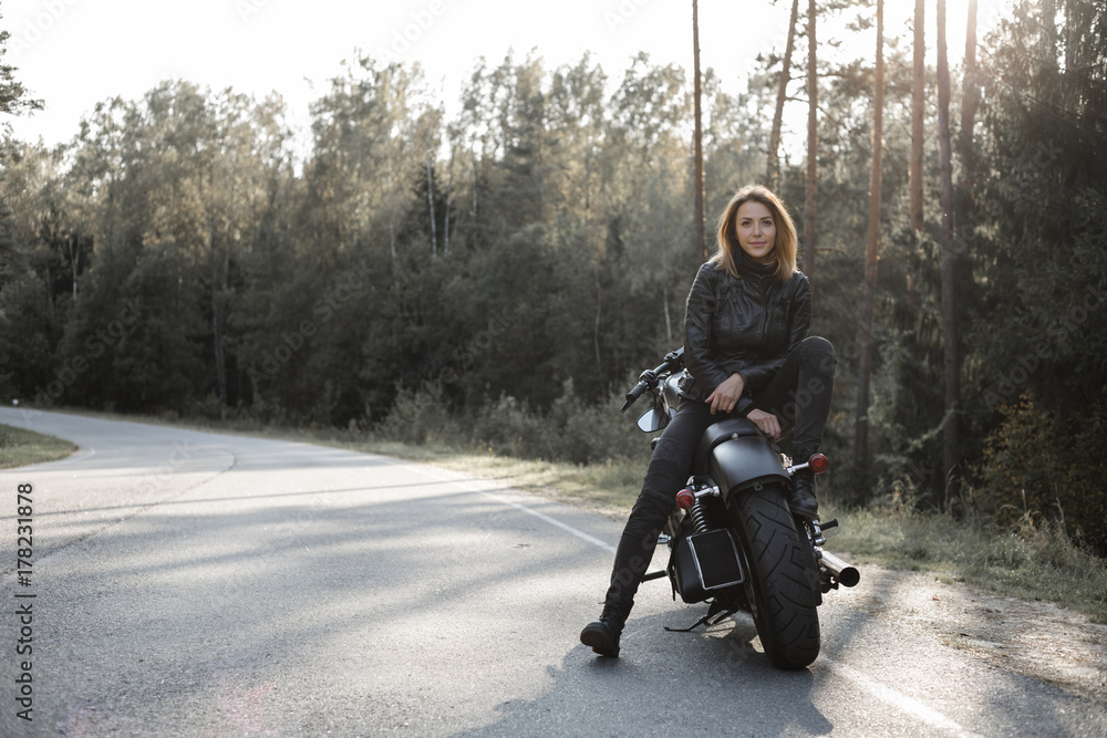 Naklejka premium Sexy girl biker and cafe racer motorcycle