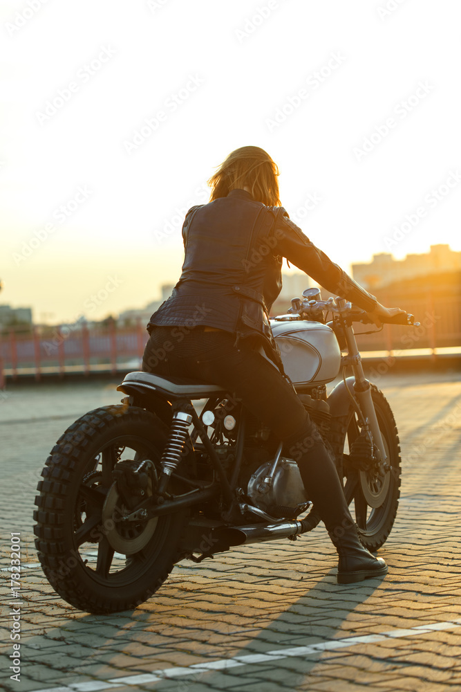 Fototapeta premium Rowerzysta Kobieta na motocyklu