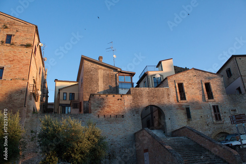 paesaggio urbano arco di acceso alle case antiche; tortoreto abruzzo italia