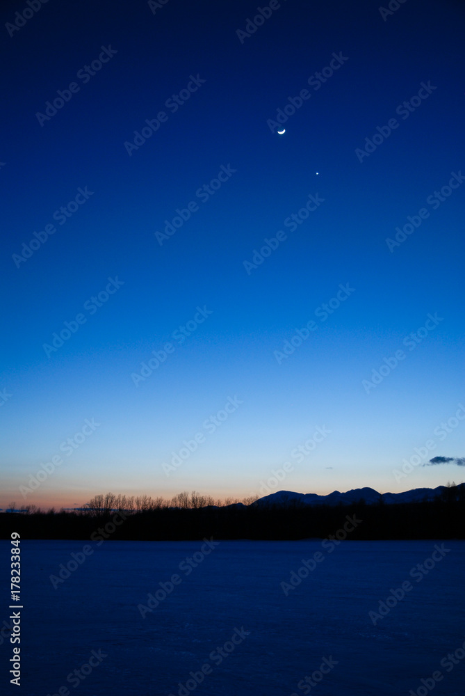 雪原の上の月と金星（北海道・十勝）
