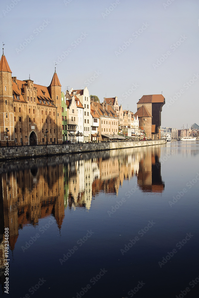 Paesaggio urbano: vista di Danzica. edifici storici affacciati su canali d'acqua