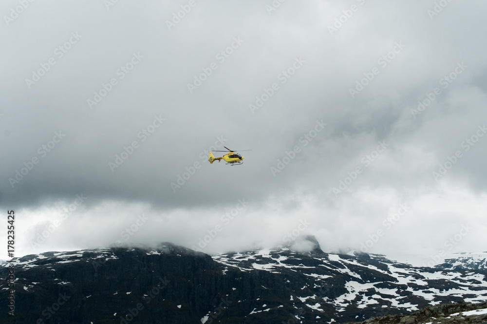 Fototapeta premium Helicopter in the Norwegian mountains