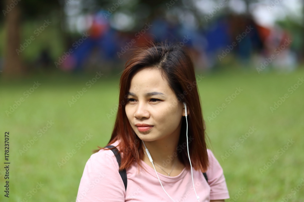 スマートフォンで音楽を聴く女性 スマートフォンで音楽を聴く女性