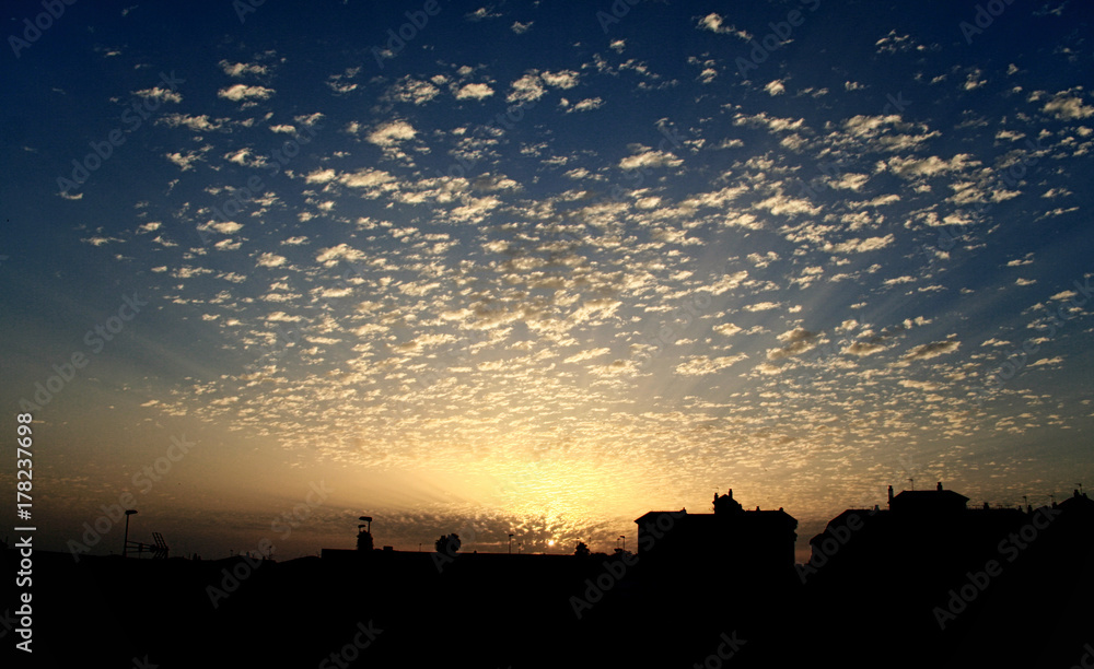 Cielo con nubes al atardecer en Jerez de la Frontera (Cadiz) Cielo con nubes al atardecer en Jerez de la Frontera (Cadiz)