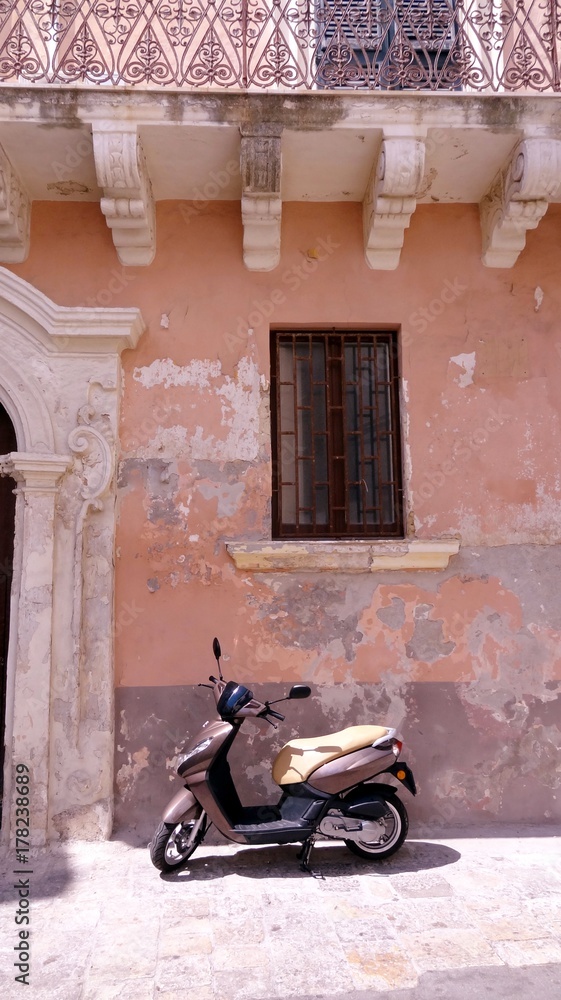 Italie Pouilles Puglia Apulia Gallipoli cliché scooter vespa dolce vita