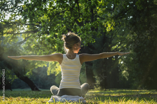 Fototapeta Naklejka Na Ścianę i Meble -  Yoga in outdoor scenery