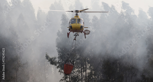 Store enrouleur tamisant CS-HMI Civil Protection Firefighter Portuguese  Helicopter in Action. - Nikkel-Art.fr