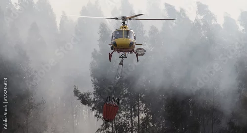 Obraz CS-HMI Straż pożarna portugalski śmigłowiec strażacki w akcji.