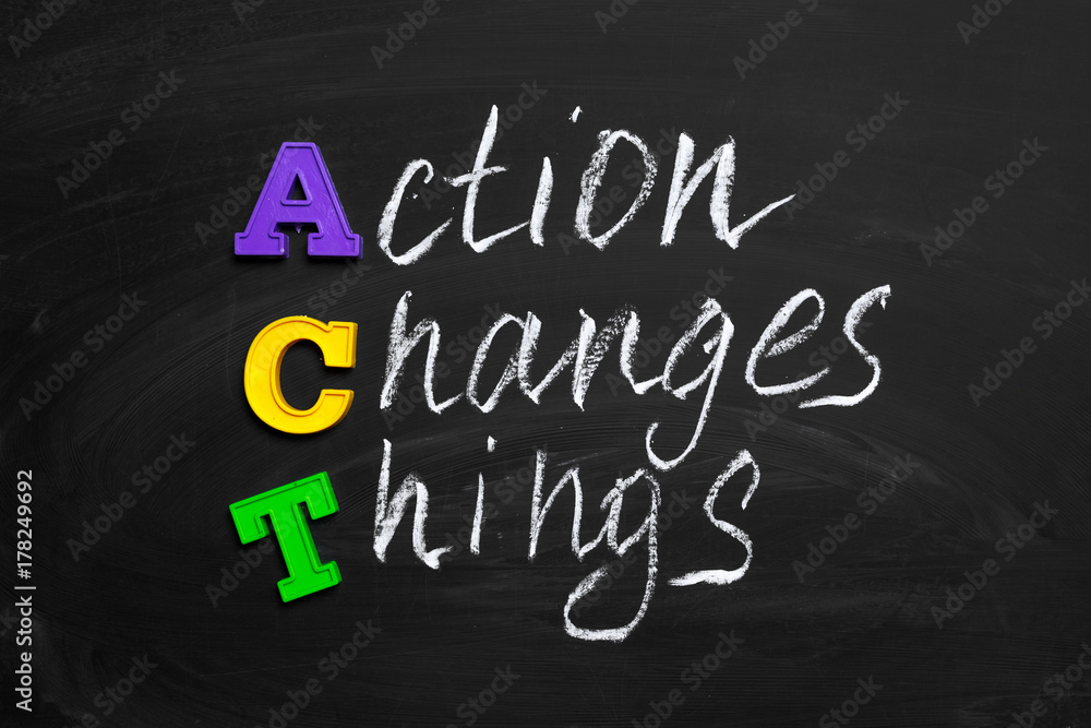 Obraz premium Action changes things text on chalkboard