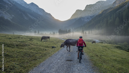 Mountainbike fahren im Karw...