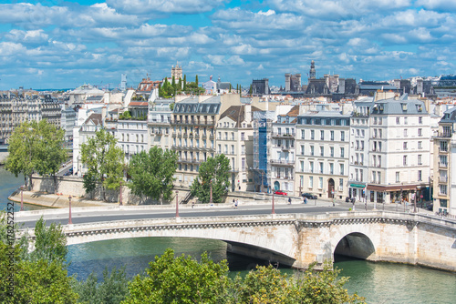     Paris, view of ile saint-louis and quai d'Orleans, typical facades and the Tournelle bridge   © Pascale Gueret