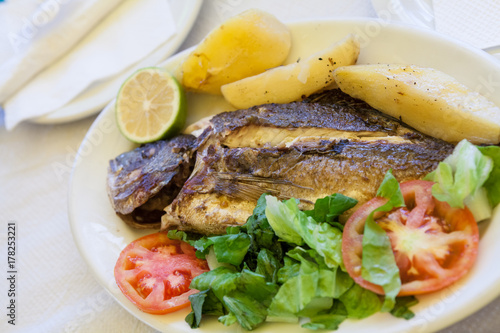 Grilled sea bream with poatatoes, tomatoes and lemon
