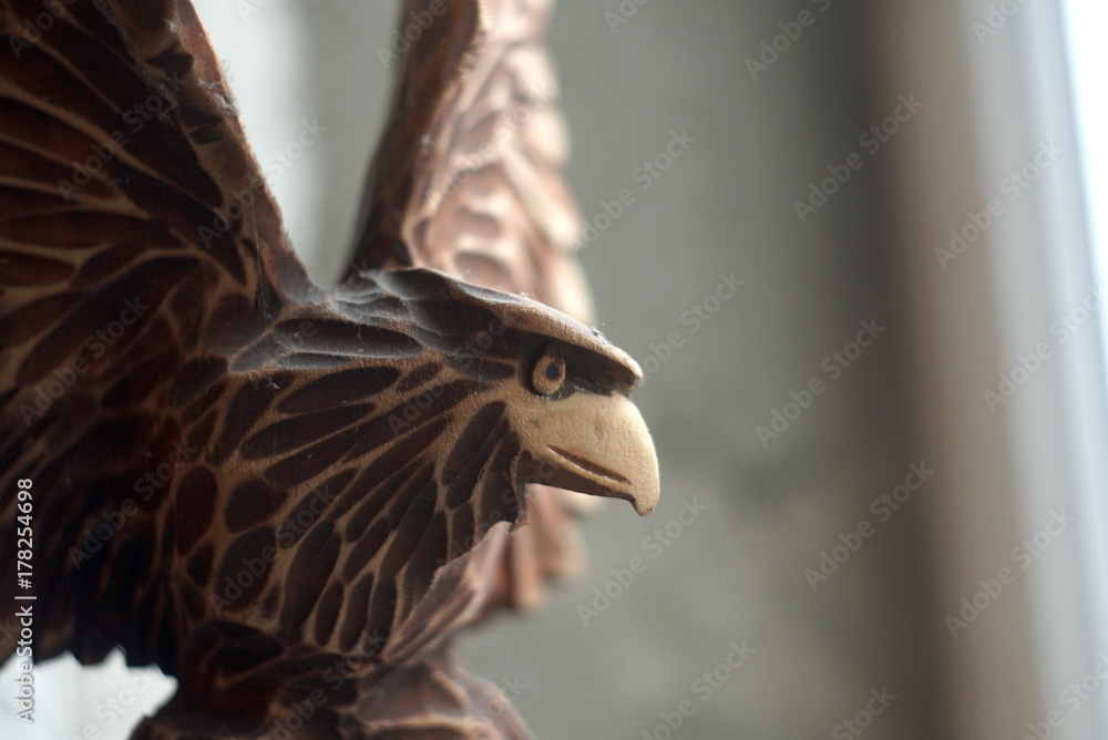 Fototapeta premium a wooden eagle head close