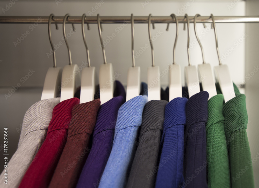 Perchero de camisas multicolres Stock Photo | Adobe Stock