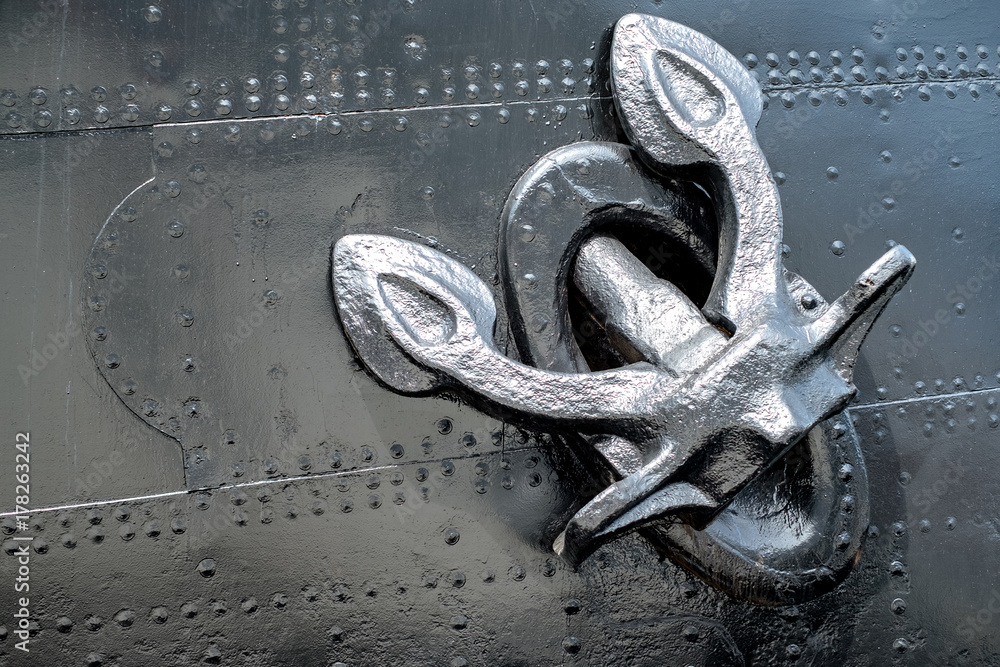 Obraz premium Ship heavy old metal anchor on the side of the boat.