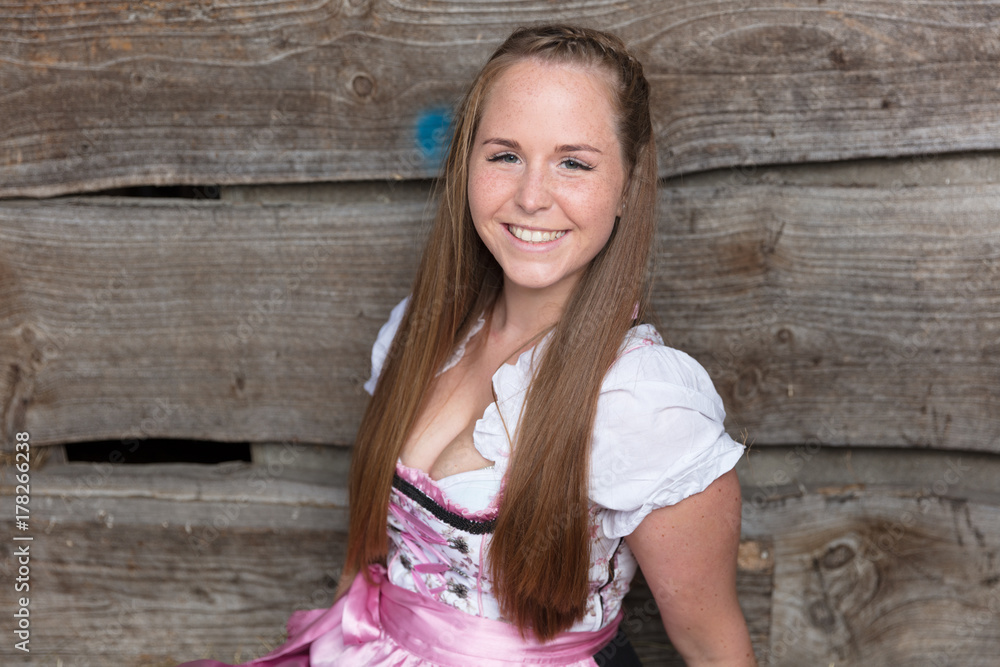Fototapeta premium Junge Frau im Dirndl