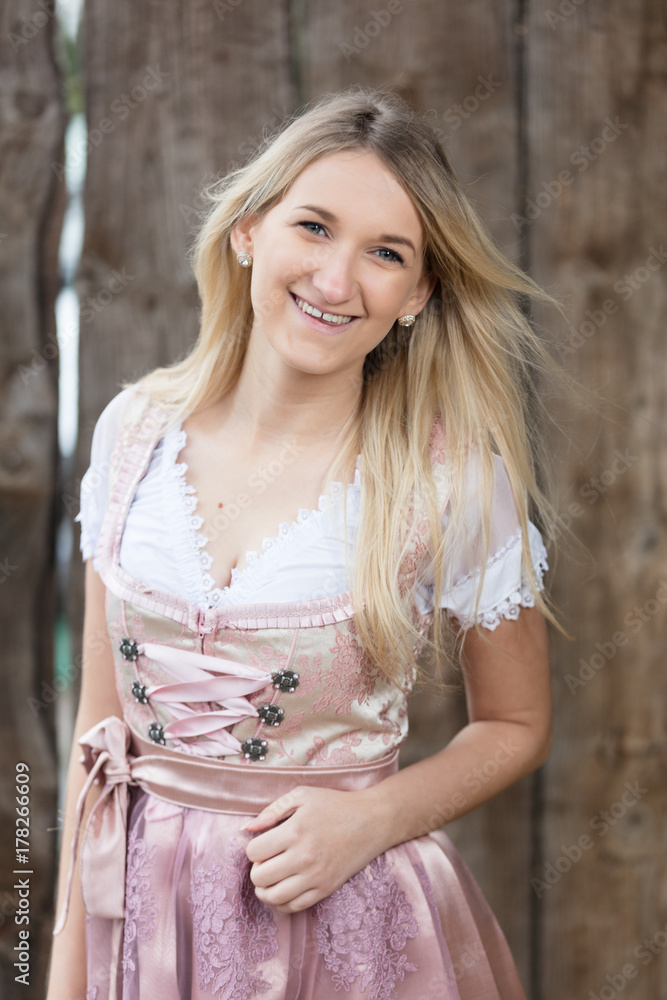Fototapeta premium Junge Frau im Dirndl