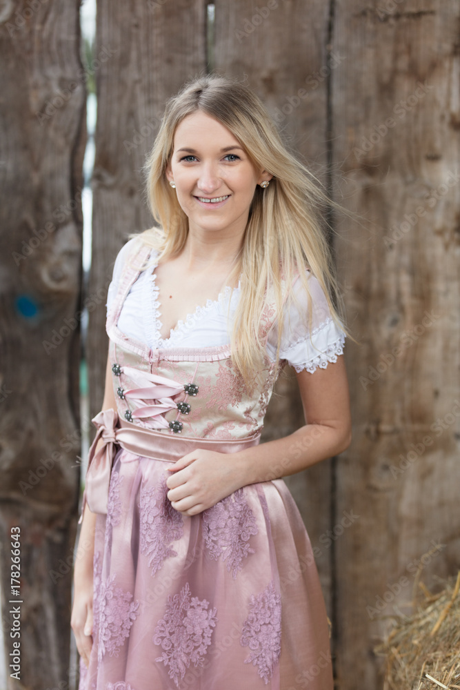 Junge Frau im Dirndl Junge Frau im Dirndl