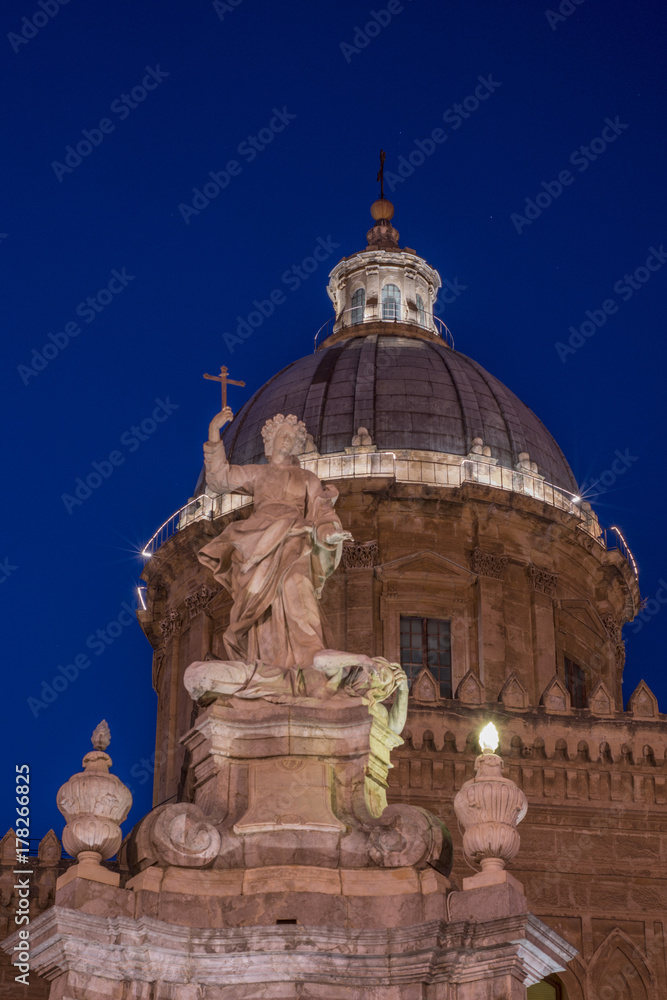 Statua di Santa Rosalia e cupola della Cattedrale di Palermo, Italia	