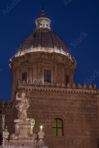 Statua di Santa Rosalia e cupola della Cattedrale di Palermo, Italia 