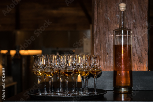 Whiskey Gläser mit Flasche in uriger Umgebung