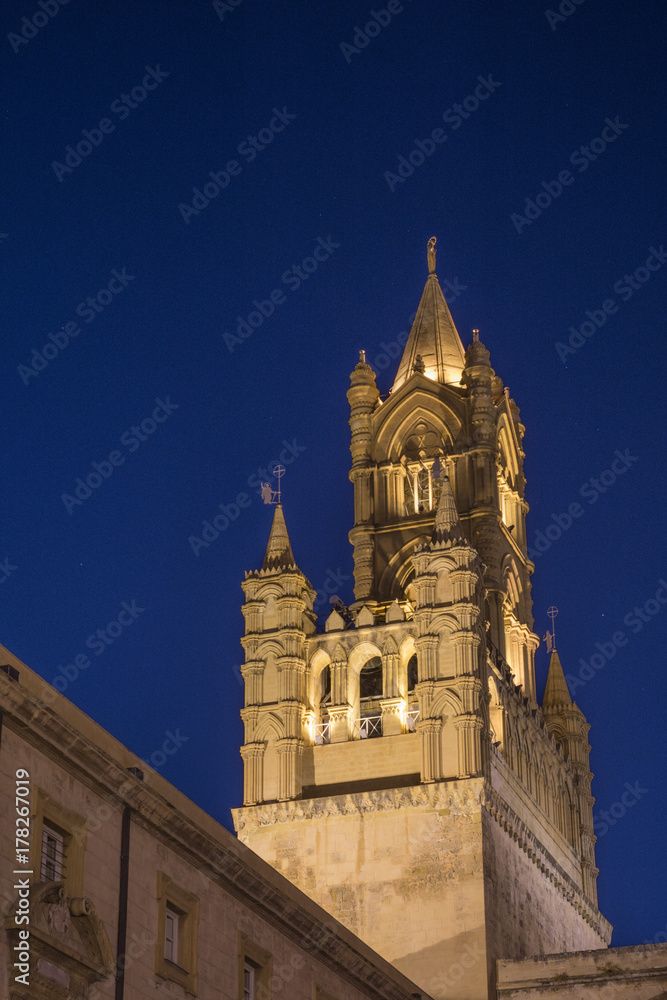 Cattedrale di Palermo, vista notturna del campanile illuminato