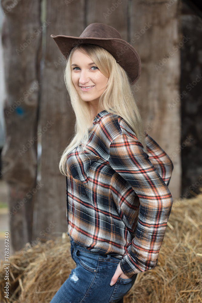 Junges Cowgirl posiert
