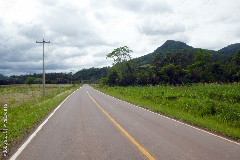 Asphalted road with forests and mountains in the interior of Brazil.